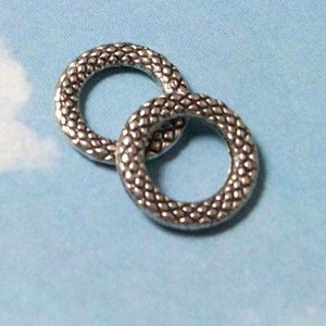 SALE - 20 rings with diamond texture, silver tone, 14mm