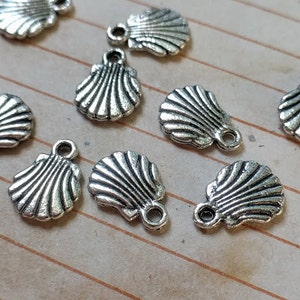 10 clam shell charms, silver tone, 12mm
