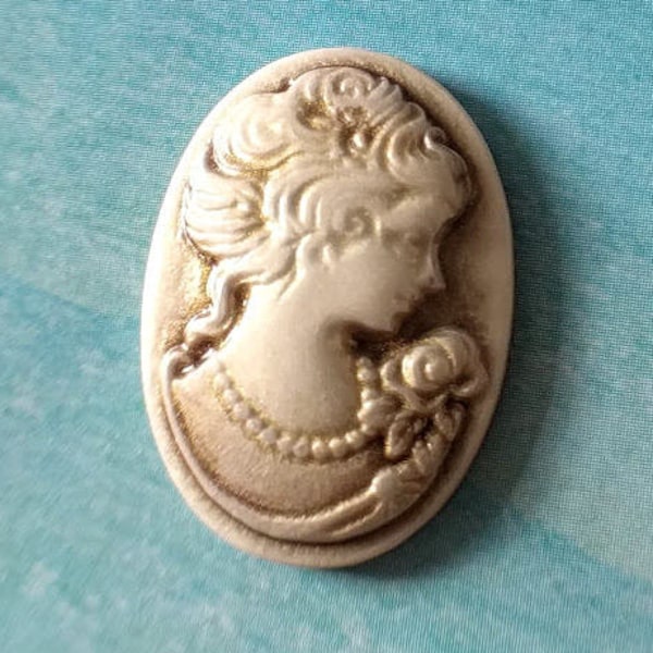 10 classic lady-face cameos in white and brown plastic, 24mm