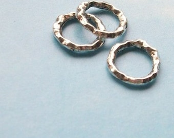 20 closed rings with hammered texture, silver tone, 11mm