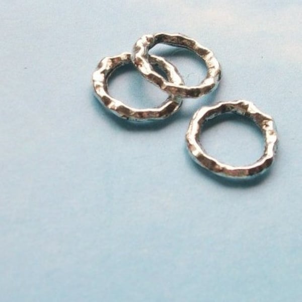 20 closed rings with hammered texture, silver tone, 11mm
