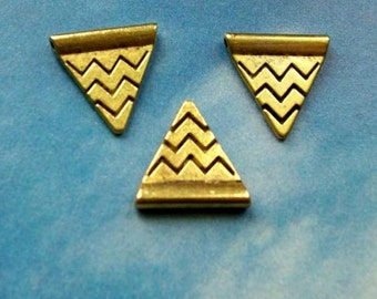 10 antiqued gold triangle pennants, focal piece or spacer bead, zigzag details, 14mm