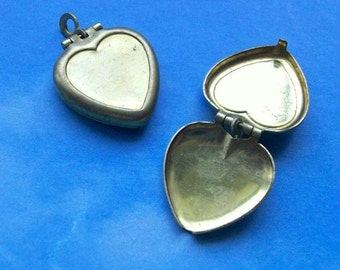 SALE, 10 heart lockets, vintage brass, 16mm