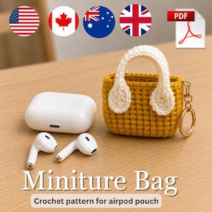 Könnte beinhalten: Ein senfgelbes Häkeltäschchen in Form einer Miniatur-Handtasche mit cremefarbenen Henkeln und einem goldfarbenen Schlüsselring. Neben dem Täschchen liegen weiße kabellose Ohrhörer und ein weißes Ladecase. Der Text lautet Miniture Bag.
