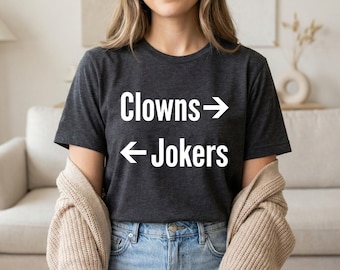 Camiseta de payasos a la derecha y bromistas a la izquierda, divertida camiseta con cita sarcástica, regalo de humor meme retro, camiseta gráfica de moda para amigos.