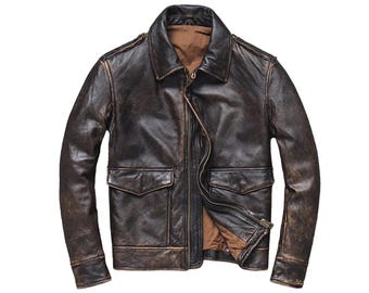 Può includere: Giacca in pelle marrone invecchiata con colletto classico, due tasche frontali e chiusura con zip. La giacca ha un aspetto vintage usurato, con usura visibile sulla pelle. La fodera interna è di un colore marrone a contrasto.