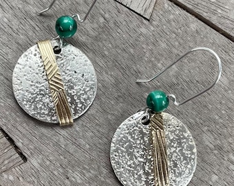 Örhängen i silver, mässing och malakit. Örhängen tillverkade från grunden. Dingla örhängen. Handgjorda smycken. Gröna örhängen. Lätta örhängen.