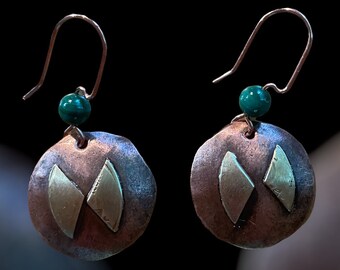 Schmetterling Ohrringe aus Kupfer und Silber mit Malachit. Handmade Kupfer Schmuck. Grüne Malachit Perlen Ohrringe.