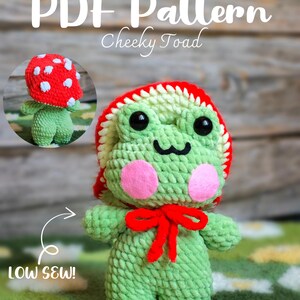 Può includere: Un giocattolo a forma di rana all'uncinetto verde con un cappello a fungo rosso e bianco. La rana ha guance rosa, un fiocco rosso e occhi neri. Il testo "PDF Pattern" e "Cheeky Toad" sono visibili nell'immagine.