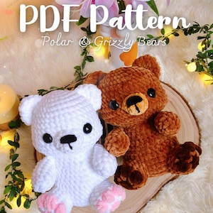 Può includere: Un modello all'uncinetto per orsi polari e orsi grizzly. L'immagine mostra due orsacchiotti fatti a mano: un orso bianco con cuscinetti rosa e un orso marrone. Gli orsi sono seduti su una fetta di legno, con il testo "PDF Pattern".