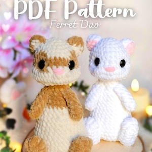 Può includere: Due peluche di furetto all'uncinetto. Uno è marrone e crema, l'altro è bianco. Entrambi hanno occhi neri e nasi rosa. Il testo "PDF Pattern Ferret Duo" è in alto. I peluche sono su una superficie di legno.