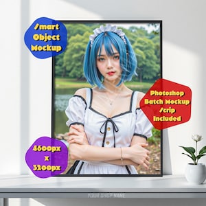 Puede incluir: Una foto enmarcada de una mujer con cabello azul que lleva un vestido blanco con un lazo negro. La foto está en un marco negro y está colgada en una pared blanca. El texto "Photoshop Batch Mockup /crip Included" está en un cuadro rojo en la esquina inferior derecha de la imagen.