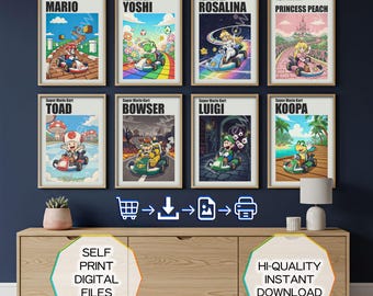 Puede incluir: Conjunto de ocho láminas enmarcadas de Super Mario Kart con Mario, Yoshi, Rosalina, Princesa Peach, Toad, Bowser, Luigi y Koopa. Cada lámina muestra un personaje en un kart. Las láminas se exhiben en un mueble de madera.