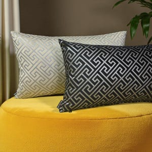 Kussensloop met geometrische Griekse sleutel – Modern decoratief sierkussen voor bank en bed