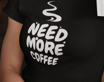 T-shirt drôle Besoin de plus de café, t-shirt mignon amateur de café, chemise sarcastique accro au café, t-shirt graphique unisexe, cadeau obsédé par le café