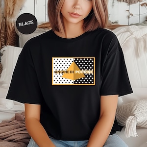Puede incluir: Camiseta negra con un diseño gráfico que presenta un triángulo amarillo y el texto "ANGINE DE POITRINE" dentro de un rectángulo de lunares blancos y negros. Un círculo negro con la palabra "BLACK" está en la esquina superior izquierda.