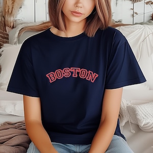 Boston Block Letter T-Shirt Collegiate Look New England PreppyUnisex Schweres Baumwoll-T-Shirt