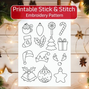 Op de afbeelding: Printbare stick- en steek-kerstborduurpatroon met 15 verschillende ontwerpen, waaronder een sok, een kerstboom, een snoepstok, een cadeaudoos, een bel, een ster, een rendier, een kerstmanmuts, een mok warme chocolademelk en meer.