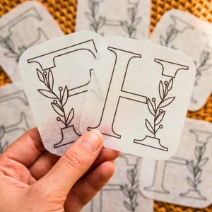 Blomsteralfabetsbroderi | Förskurna bokstavsmallar, klistra och sy blomalfabetset, vattenlösligt transferpapper