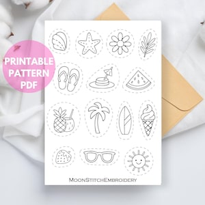 Könnte beinhalten: Ein weißes, druckbares PDF-Musterblatt mit schwarzen Umrissillustrationen zum Thema Sommer, darunter eine Muschel, ein Seestern, eine Blume, Flip-Flops, eine Sonnenbrille und eine lächelnde Sonne. Der Text "PRINTABLE PATTERN PDF" befindet sich in einem rosa Kreis.