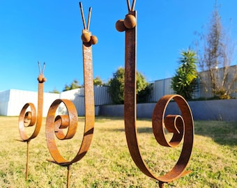 Rusty Metal Snail Garden Stake – Minimalist Spiral Yard Art Outdoor Sculpture for Garden Decor