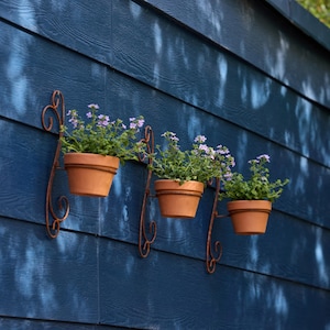 Rusty Metal Wall Planter Bracket – Vintage Hanging Flower Pot Holder for Outdoor Garden Decor