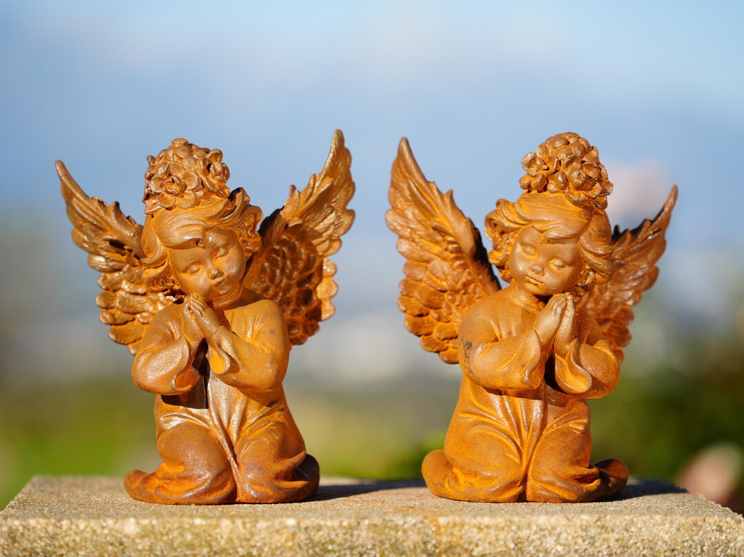 RUSTY CAST IRON SMALL ANGEL STATUE ORNAMENT