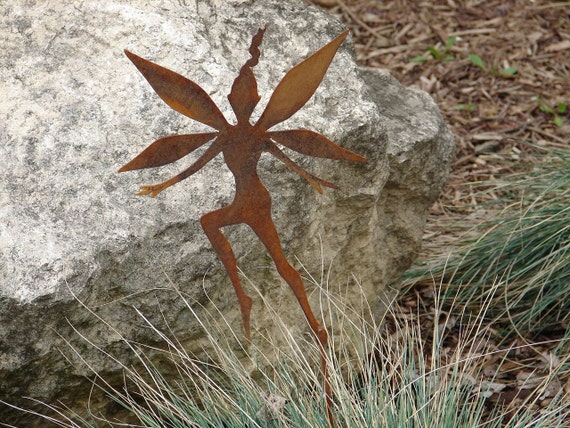 METAL GARDEN STAKE YARD DECOR LAWN ORNAMENT RUSTY FAIRY