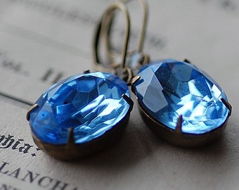 GRATUIT EXPÉDITION vintage Light Sapphire Crystal Faceted Oval Jewel Boucles d'oreilles Hollywood Regency Brides Brides Wedding Brides