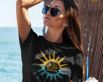 Sun Surf Sand T-shirt - Uniseks strandshirt, essentiële zomer, vakantiekleding, cadeau voor surfliefhebbers, casual grafisch T-shirt, mannen-vrouwenmode