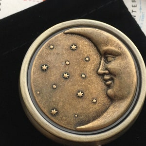 Petite boîte à pilules ronde étoiles lune compartiments minuscules étui à pilules de voyage croissant céleste NOUVEAU 2" de diamètre