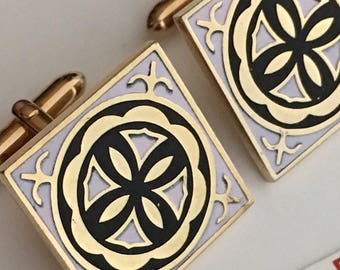 1950 Vintage Celtic Cufflinks Fleur De Lis Mid Century MCM Joyería para hombres Latón Cuadrado Esmalte Cloisonne SWANK USA Boda Día del Padre