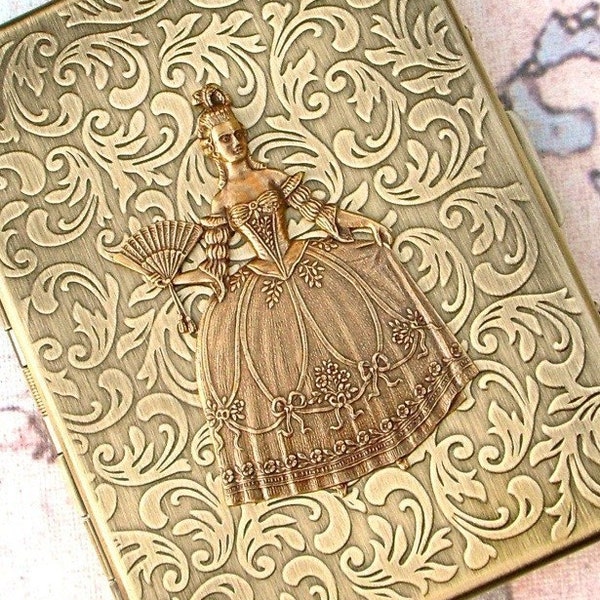 Estuche para cigarrillos de mujer, gótico, victoriano, steampunk, María Antonieta, de metal envejecido, de gran tamaño, con capacidad para cigarrillos de 100 unidades.