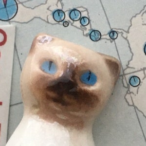 1970's Small Vintage AVON Siamese Cat Pin Brooch Blue Eyes Ceramic Figural AVON Costume Jewelry image 6