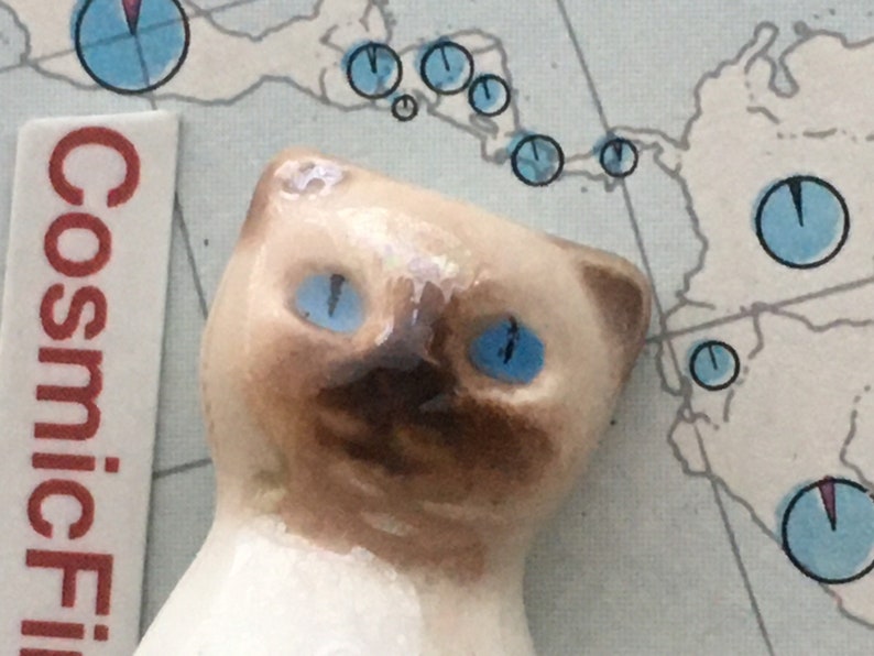 1970's Small Vintage AVON Siamese Cat Pin Brooch Blue Eyes Ceramic Figural AVON Costume Jewelry image 6