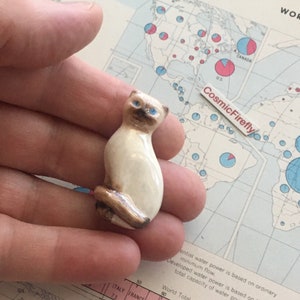 1970's Small Vintage AVON Siamese Cat Pin Brooch Blue Eyes Ceramic Figural AVON Costume Jewelry image 3