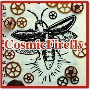 Op de afbeelding: Een zwart-wit illustratie van een vuurvlieg omringd door kleine tandwielen. De tekst "CosmicFirefly" is over het beeld geplaatst, tegen een achtergrond van verouderd papier.