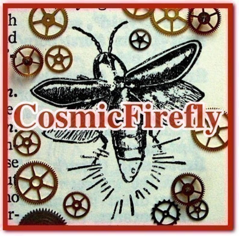 Op de afbeelding: Een zwart-wit illustratie van een vuurvlieg omringd door kleine tandwielen. De tekst "CosmicFirefly" is over het beeld geplaatst, tegen een achtergrond van verouderd papier.