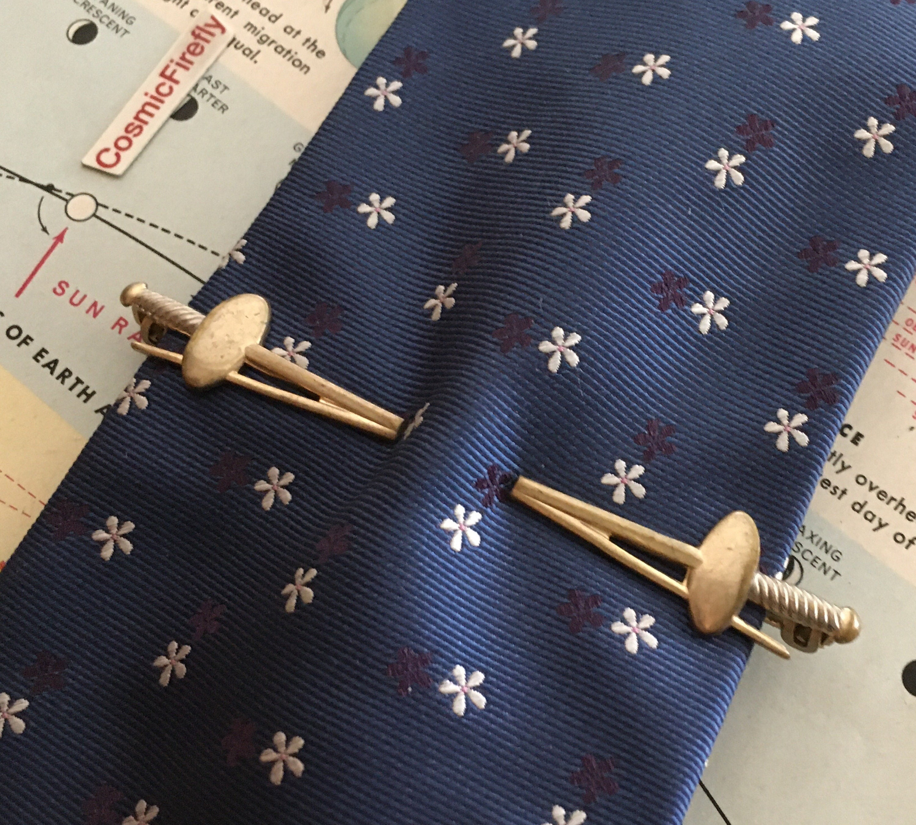 1940s Tie Bar Hinged Pierced Look Gold Tone Chain Design 