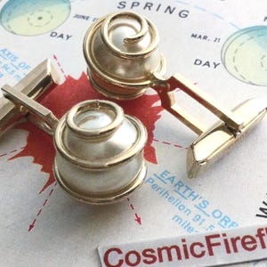 Vintage Atomic Manschettenknöpfe Messing Spirale Kunstperle 1950 Modernist Jet Age