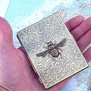Metall Zigarettenetui Antik Messing Bienen Etui Vintage inspiriert Jugendstil Gothic Viktorianisch Steampunk Stil Große schlanke Kartenetui Bild 1
