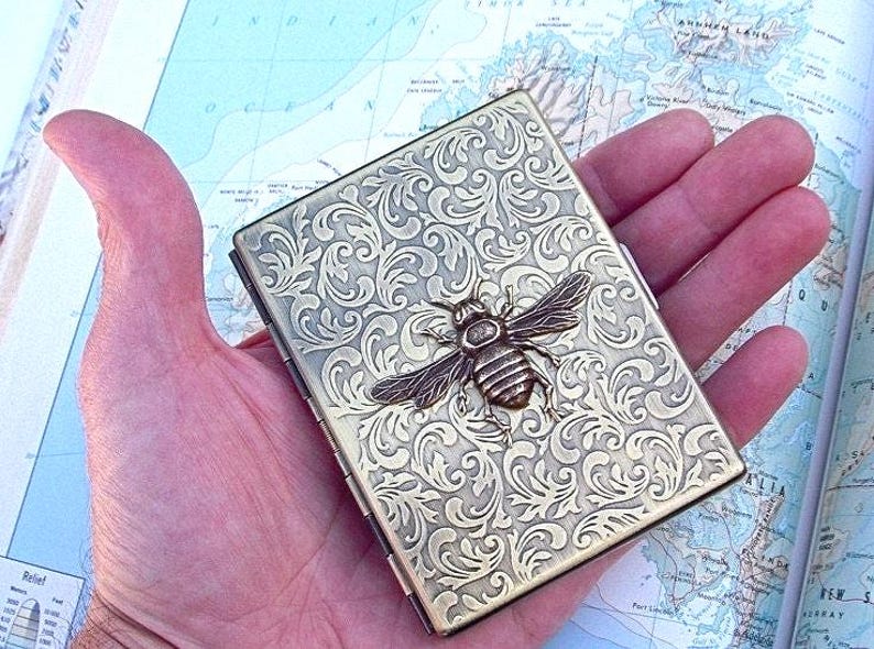 Metall Zigarettenetui Antik Messing Bienen Etui Vintage inspiriert Jugendstil Gothic Viktorianisch Steampunk Stil Große schlanke Kartenetui Bild 1