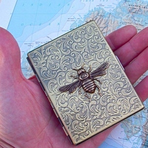Metall Zigarettenetui Antik Messing Bienen Etui Vintage inspiriert Jugendstil Gothic Viktorianisch Steampunk Stil Große schlanke Kartenetui