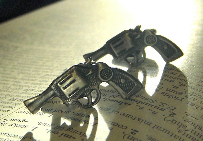 Gun Cufflinks Men/'s Cufflinks Antiqued Silver Tone Miniature Revolvers Steampunk Cufflinks Tiny Guns Cuff Links