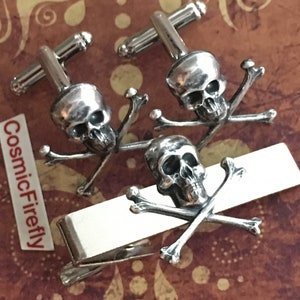 Gemelos pequeños con forma de calavera y pinza de corbata con forma de calavera, estilo gótico victoriano pirata.