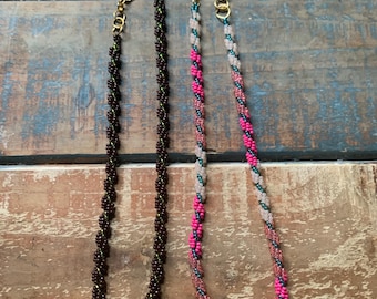 Collares de cuentas hechos a mano con cuerda retorcida