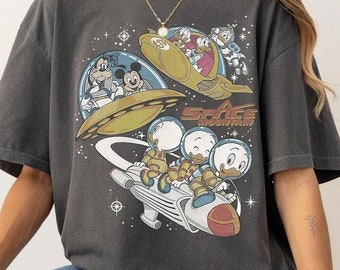 ヴィンテージ スペースマウンテン コンフォートカラーシャツ、ミッキーと仲間たちのスペースシャツ、ディズニー宇宙探検シャツ、ディズニーランド旅行ファミリーシャツ