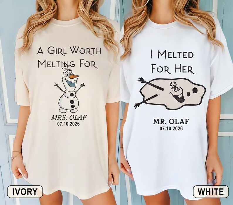 以下が含まれることがあります： 2枚のTシャツ。1枚はアイボリー、もう1枚は白で、アナと雪の女王のオラフが描かれています。アイボリーのシャツには「A Girl Worth Melting For」とオラフが描かれています。白いシャツには「I Melted For Her」と溶けたオラフが描かれています。どちらのシャツにも「Mrs. Olaf」と「Mr. Olaf」と日付が書かれています。