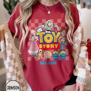Comfort Colors トイ・ストーリー シャツ、トイ・ストーリー 設立 1995 年 シャツ、レトロ ピクサー トイ・ストーリー T シャツ、ディズニー ウッディ ジェシー バズ・ライトイヤー シャツ Crimson-Comfort Only