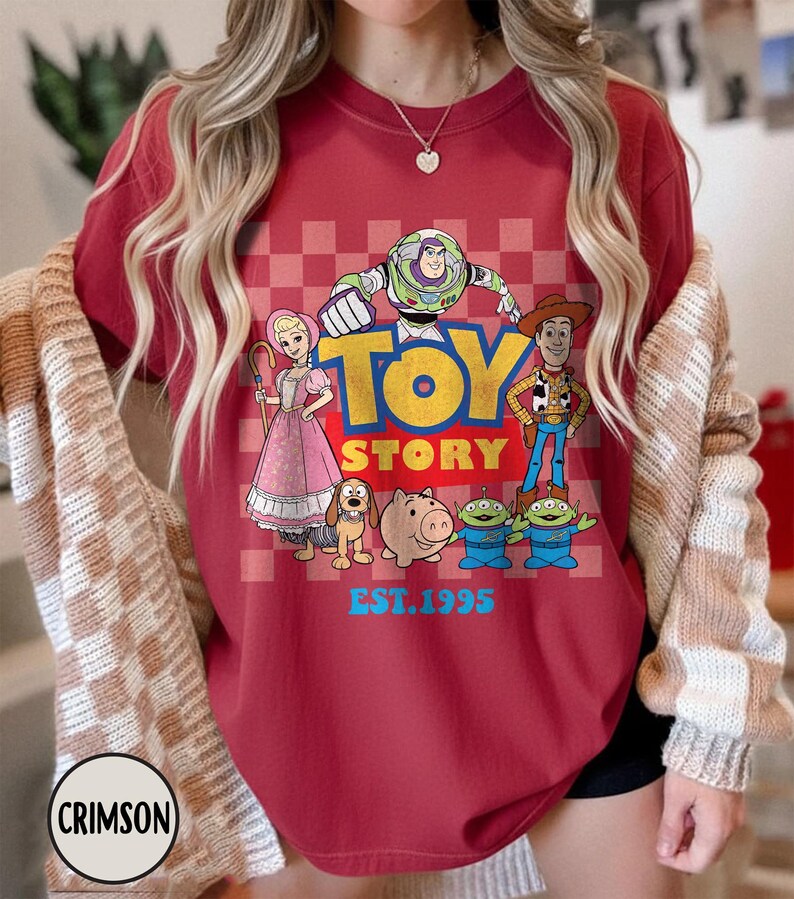 Comfort Colors トイ・ストーリー シャツ、トイ・ストーリー 設立 1995 年 シャツ、レトロ ピクサー トイ・ストーリー T シャツ、ディズニー ウッディ ジェシー バズ・ライトイヤー シャツ Crimson-Comfort Only